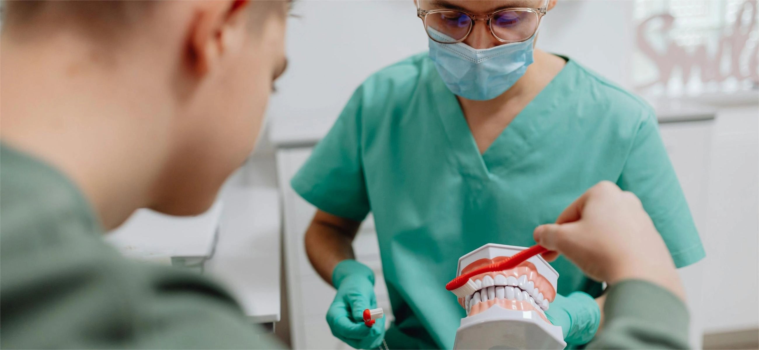 Brushing Teeth with Baking Soda – Effective or Harmful? (Whitening and More)