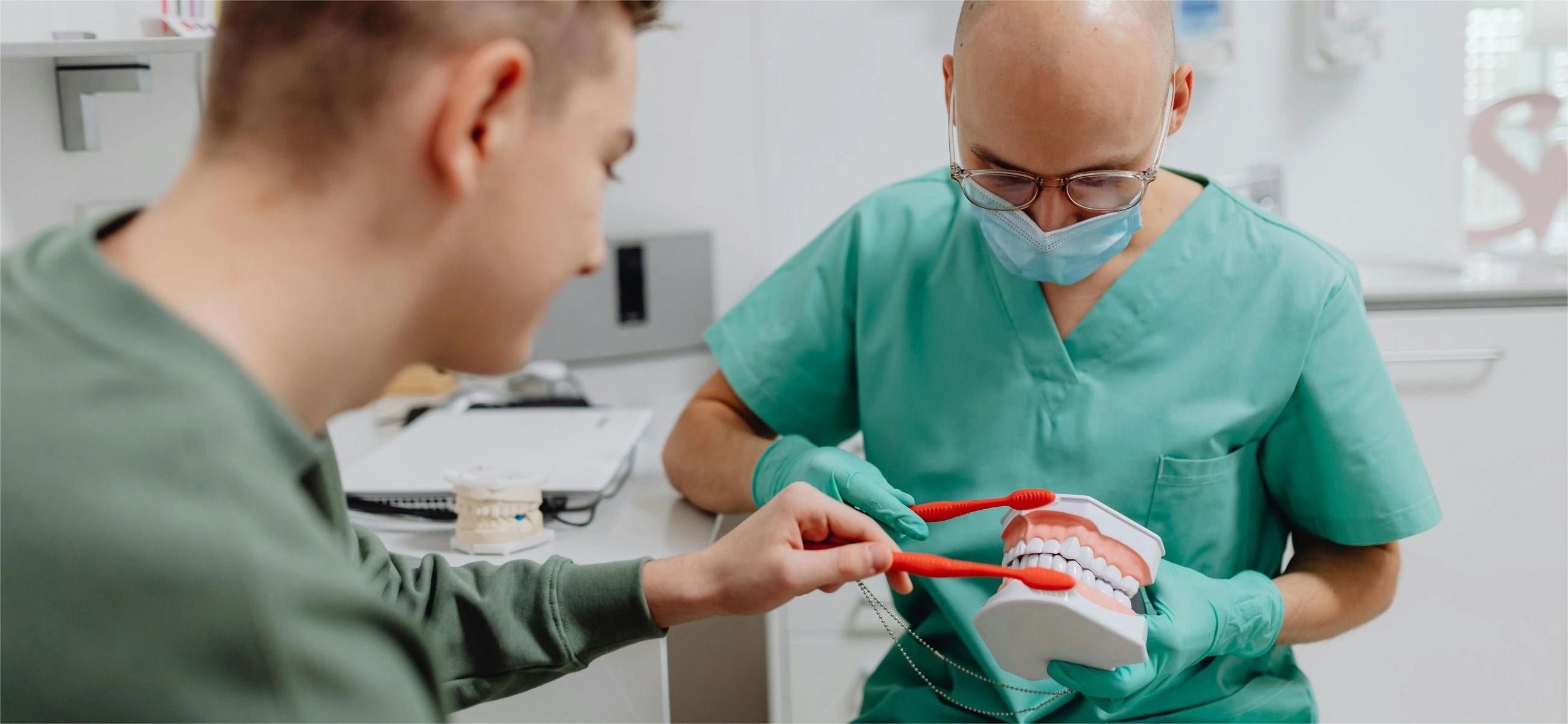 Conseils pour un bon brossage des dents en cas de déchaussement des gencives