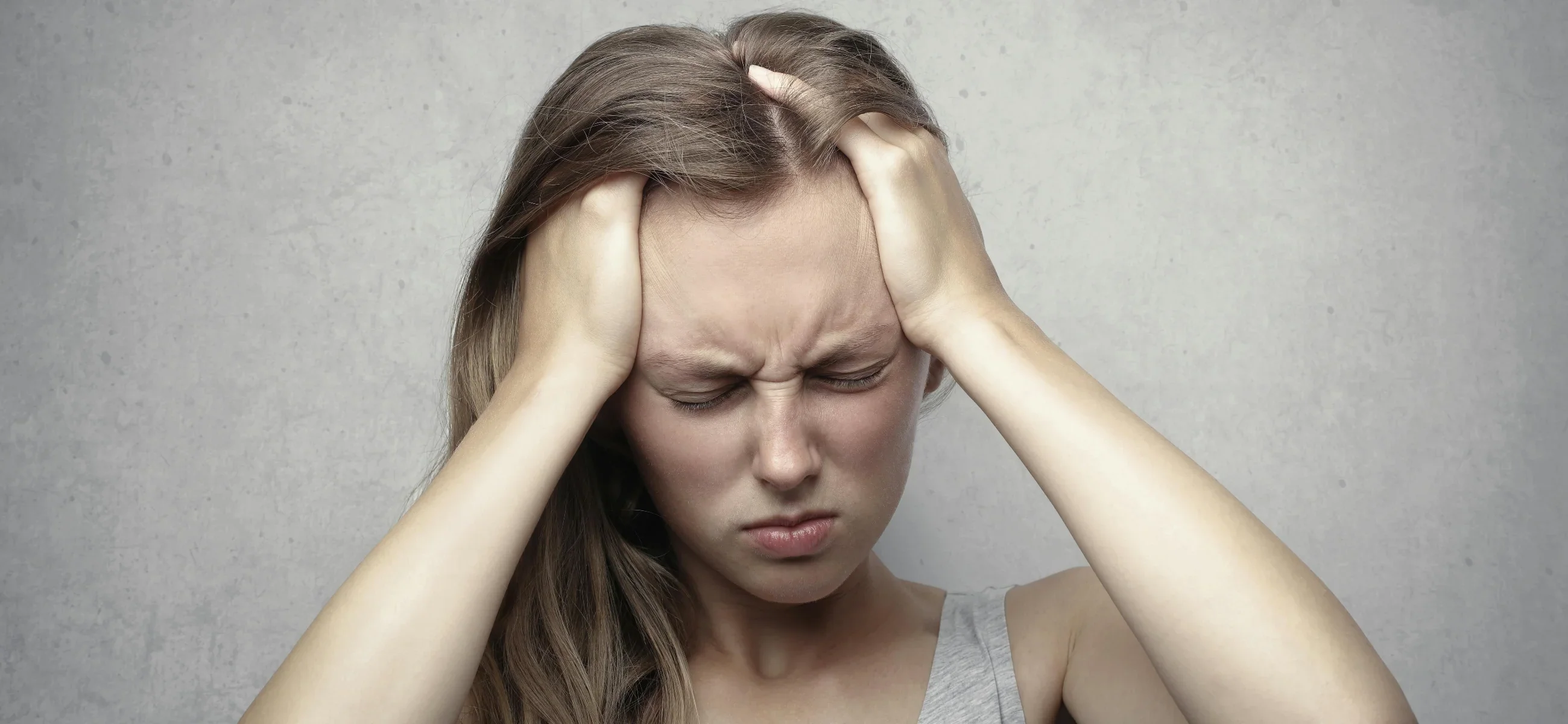 Pourquoi mes cheveux sont-ils secs et cassants ? 4 paprastos priemonės, kaip gydyti suskeldėjusias ir suskeldėjusias ševeles (4 solutions simples pour traiter les cheveux cassants et secs)