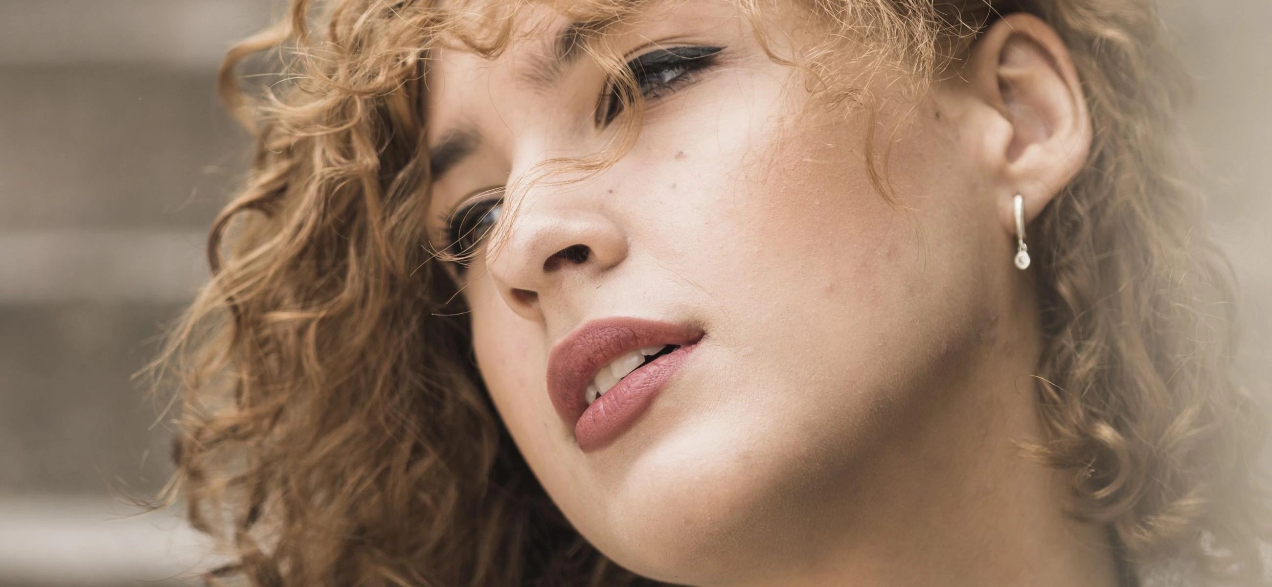 De beste haardroger voor krullend haar: topaanbiedingen voor pluiscontrole