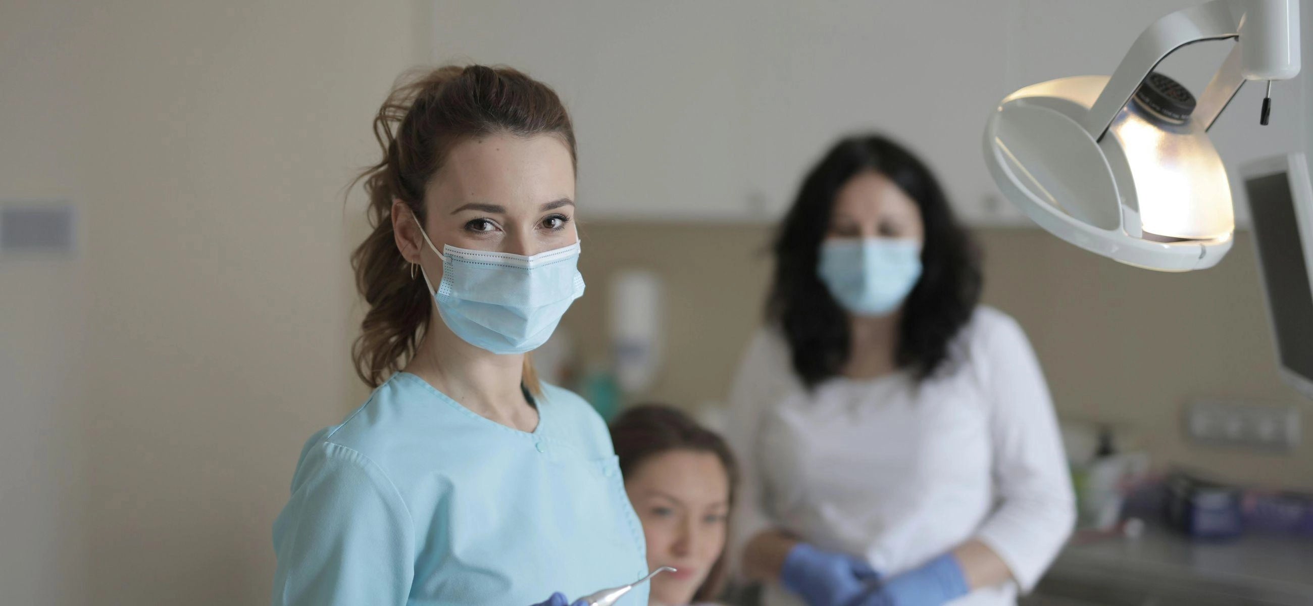 Pulizia dei denti: pulizia professionale dei denti e cura a casa