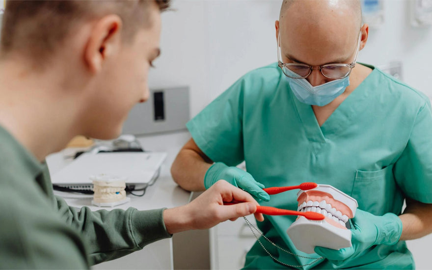 Que ne faut-il pas faire en cas de déchaussement des gencives ?