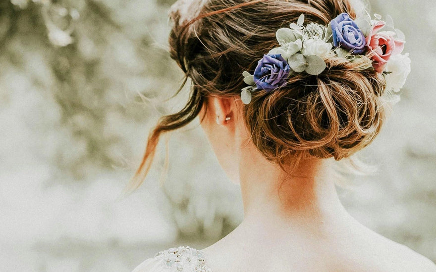 geriausios vestuvių svečių šukuosenos: updos, pynimai ir trumpų plaukų idėjos