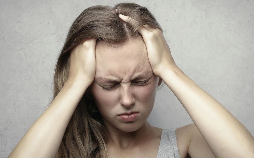 Waarom is mijn haar droog en breekbaar? 4 eenvoudige oplossingen voor broos en droog haar