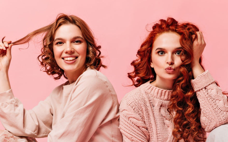 Twee vrouwen laten subtiele textuurverschillen zien
