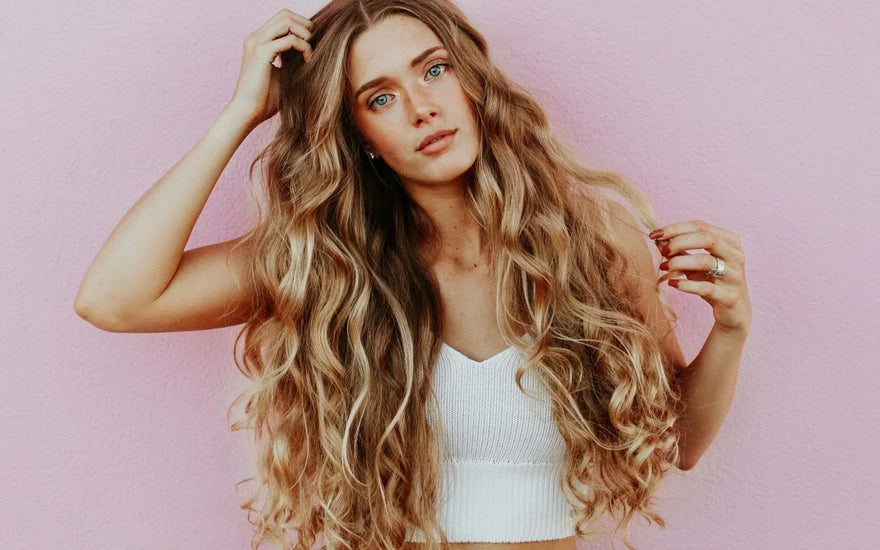 grande plano de um cabelo encaracolado definido