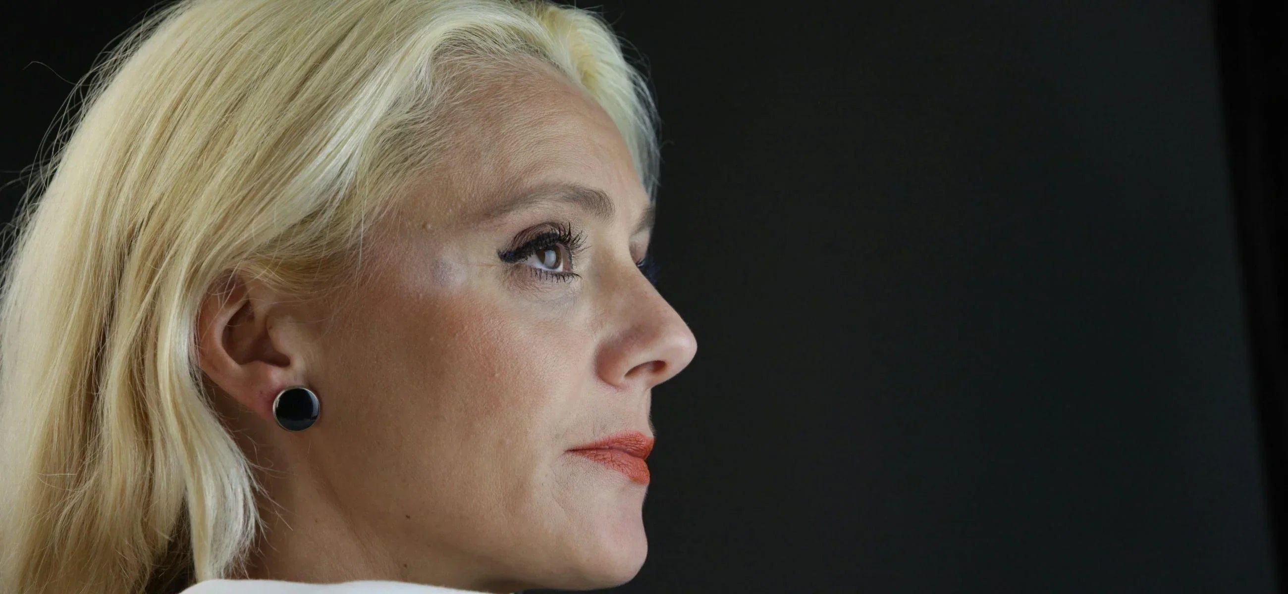 Adotar uma cor de cabelo bonita depois dos 60 anos: um guia completo