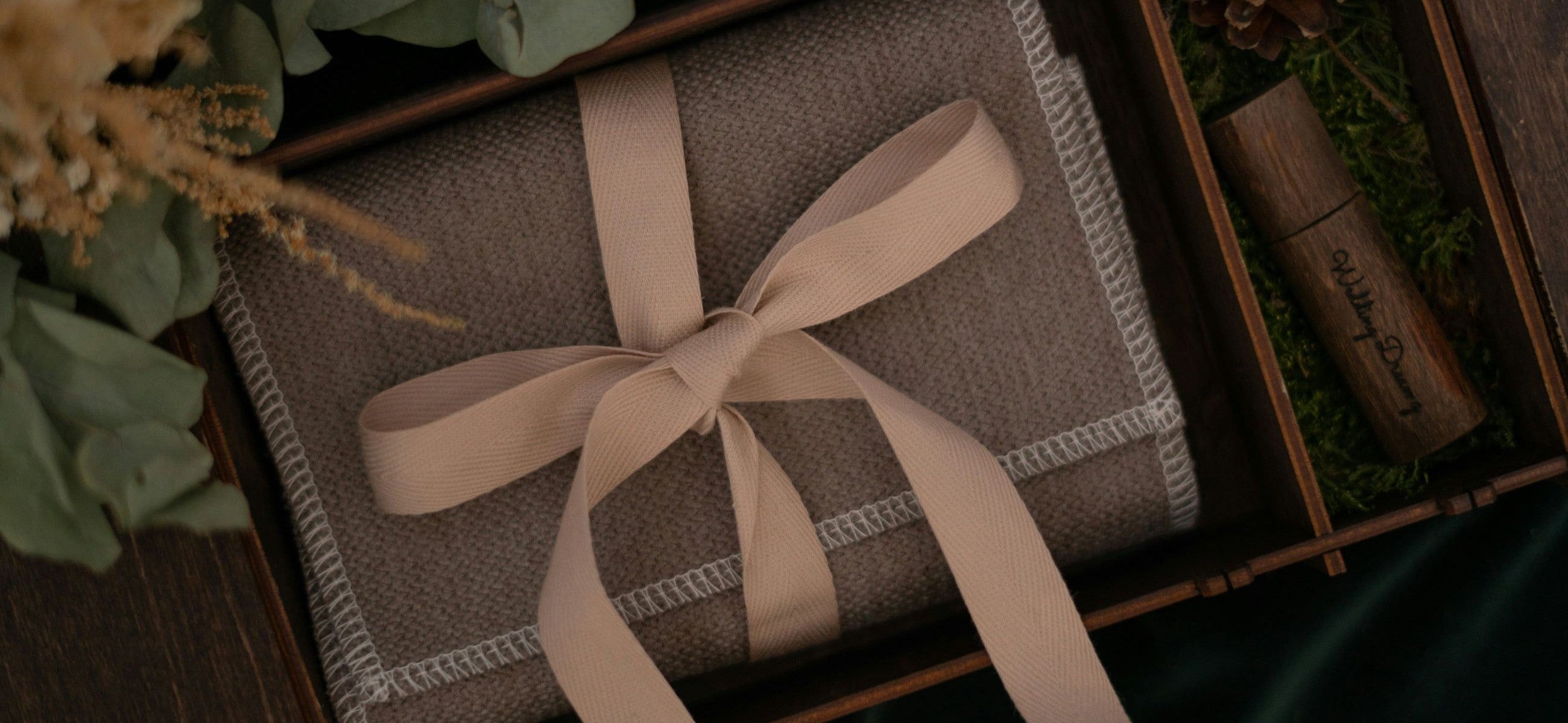 Caixa de oferta elegante para o cabelo com caracóis e pente de seda