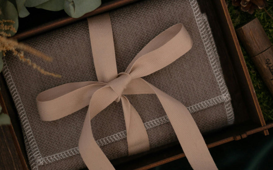Caixa de oferta elegante para o cabelo com caracóis e pente de seda