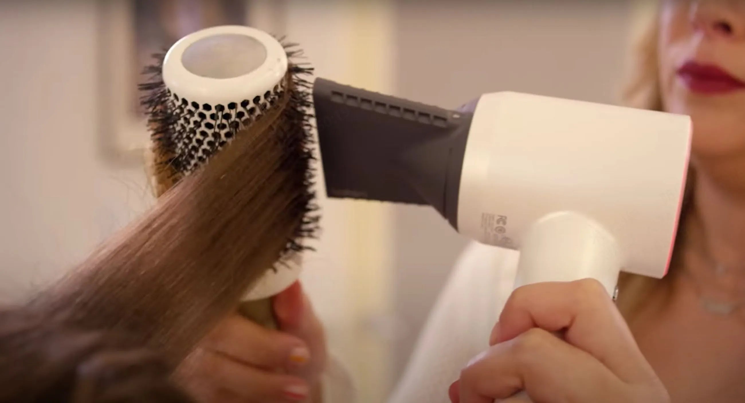 Como pentear o seu cabelo com um acessório de secador de cabelo