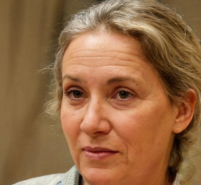 ženska s sivimi lasmi - DAISY OLIVER